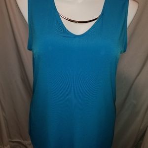 Teal short sleeve top with gold change on it